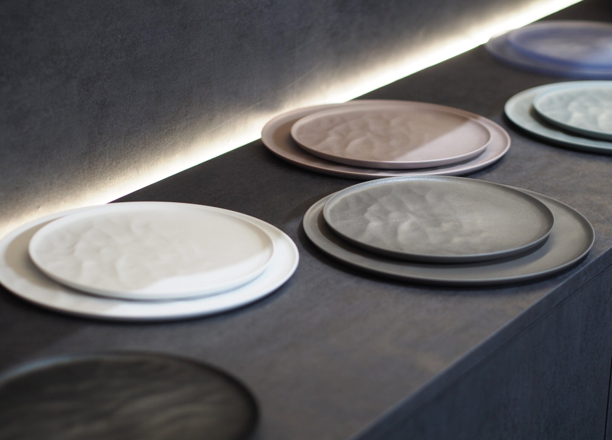 プラスチックは悪者じゃない。石川の老舗樹脂メーカーが開発した「割れない食器」