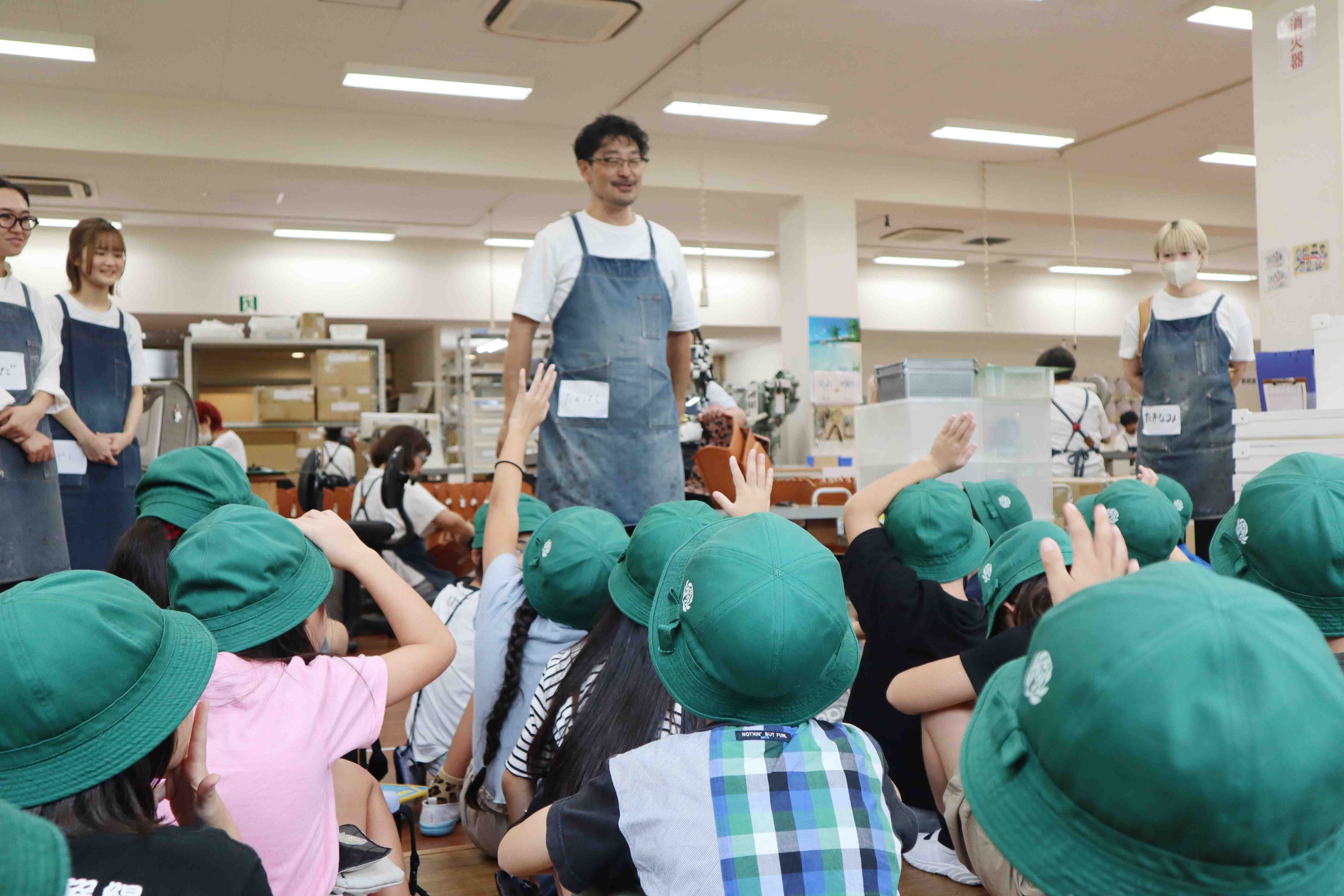 小学3年生の五感を刺激する。異色の経歴を持つランドセル職人が案内する工房見学