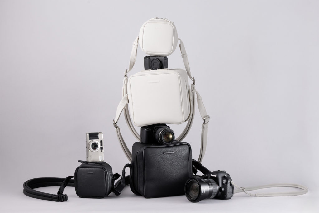美しく持つ。美しく撮る。防水レザー製「カメラバッグ」にショルダー