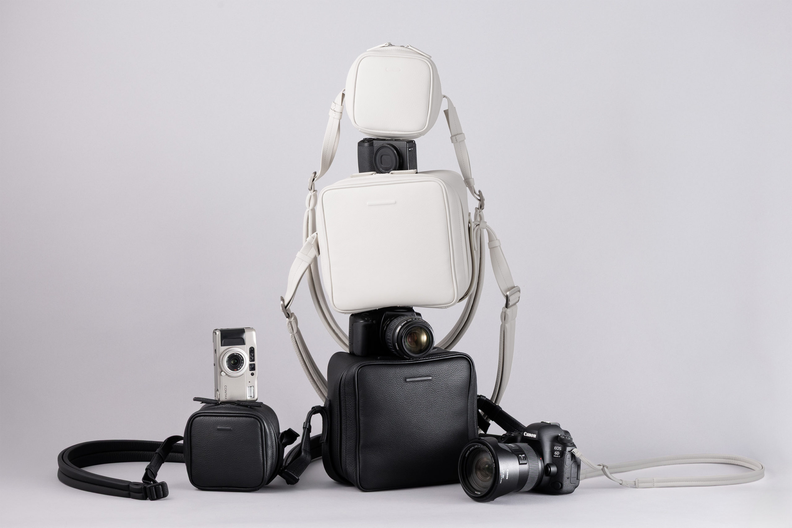 美しく持つ。美しく撮る。防水レザー製「カメラバッグ」にショルダー