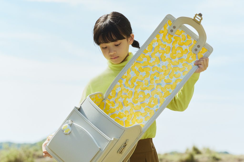 土屋鞄」初、革のスーツケース発売。パスポートケースなどとトラベル