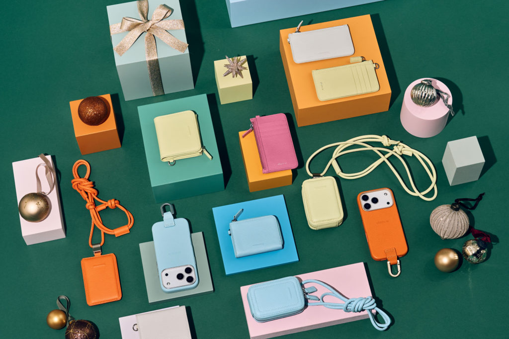 ミニバッグにも収納しやすい新型ウォレットが登場。iPhoneケースも揃い